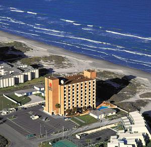 サウス・パドレ・アイランドにあるPadre South Hotel On The Beachの海辺のホテルの空中ビュー