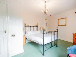 A bed or beds in a room at OYO Seven Stars Inn 