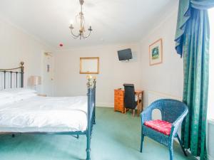 A bed or beds in a room at OYO Seven Stars Inn 