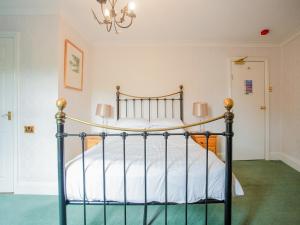 A bed or beds in a room at OYO Seven Stars Inn 