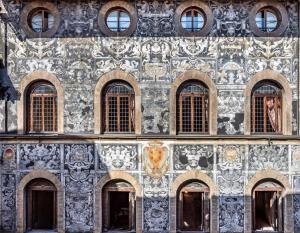Ein Gebäude mit vielen Fenstern drauf. in der Unterkunft Palazzo Bianca Cappello Residenza d'Epoca in Florenz