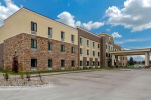 een weergave van de voorkant van een gebouw met een parkeerplaats bij Comfort Inn and Suites Ames near ISU Campus in Ames