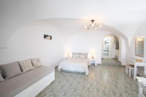 מיטה או מיטות בחדר ב-Santorini View Studios - Firostefani Caldera