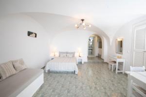 מיטה או מיטות בחדר ב-Santorini View Studios - Firostefani Caldera
