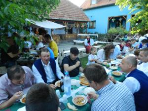 A family staying at Csipkeszeg Bed & Breakfast Sic / Szék Romania