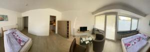 sala de estar con sofá y mesa en Apartment Hannover /Laatzen, en Hannover