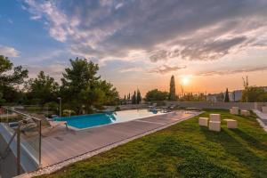 Bazén v ubytování The Majestic Bel Etage Upscale Apartment with Pool nebo v jeho okolí