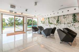 Posezení v ubytování The Majestic Bel Etage Upscale Apartment with Pool