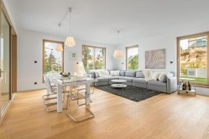 Posedenie v ubytovaní The Majestic Bel Etage Upscale Apartment with Pool