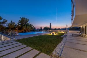 Bazén v ubytování The Majestic Bel Etage Upscale Apartment with Pool nebo v jeho okolí