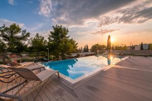 Bazén v ubytování The Majestic Bel Etage Upscale Apartment with Pool nebo v jeho okolí