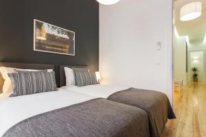 リスボンにあるFLH Fabulous Baixa Flatのベッドルーム1室(大型ベッド1台、枕2つ付)