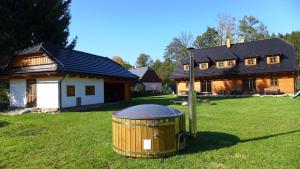 una casa y un cubo de basura delante de una casa en Roubenka Pod Čapím vrchem, en Velké Losiny