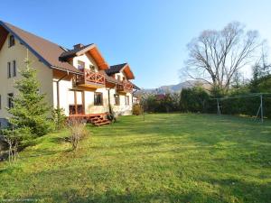 a house with a large yard in front of it at Pokoje Gościnne Dorota Andreasik in Wetlina
