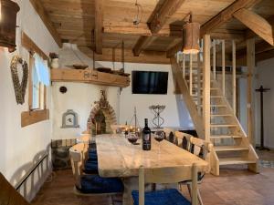 un comedor con una mesa de madera y una escalera en Vila Jana, en Radovljica