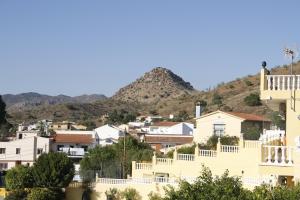 vistas a una ciudad con una montaña en el fondo en Alojamiento Jose Carlos, en Málaga
