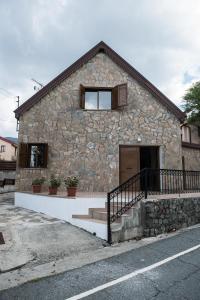 un edificio de piedra con una puerta y una ventana en Cherry Cottage, en Kato Platres