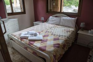 Un dormitorio con una cama con toallas. en Cherry Cottage, en Kato Platres