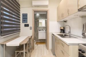 una cucina con lavandino e piano di lavoro di THESS OLD TOWN 2 free private parking a Salonicco