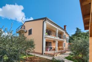 an external view of a house with a balcony at Apartments Vera Savic in Poreč