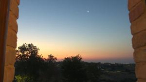 Východ nebo západ slunce při pohledu z aparthotelu nebo okolí