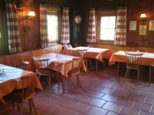 jadalnia ze stołami, krzesłami i oknami w obiekcie Gasthof Finkenhof w mieście Wald im Pinzgau +27 zdjęć