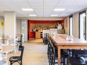 A restaurant or other place to eat at Aparthotel Adagio Access Rennes Centre
