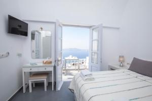 מיטה או מיטות בחדר ב-Santorini View Studios - Firostefani Caldera