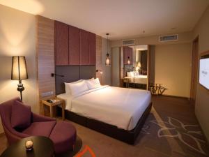 Postel nebo postele na pokoji v ubytování Mercure Selangor Selayang
