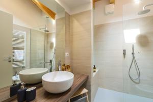 une salle de bains avec un lavabo blanc et une douche dans l'établissement Altana Bergamo Home, à Bergame 80 autres photos