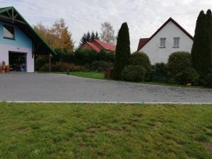 una entrada frente a una casa blanca en Pod Sową en Drawsko Pomorskie