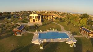 una vista aérea de una casa grande con piscina en Residence Colle Veroni en Mosciano SantʼAngelo