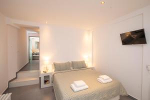 מיטה או מיטות בחדר ב-Santorini View Studios - Firostefani Caldera
