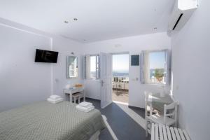 טלויזיה ו/או מרכז בידור ב-Santorini View Studios - Firostefani Caldera