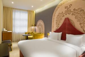 Postel nebo postele na pokoji v ubytování Folk Boutique Hotel