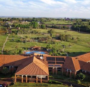 una vista aérea de un edificio con piscina y campo en Tenondé Park Hotel, en São Miguel das Missões