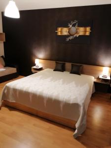 Posteľ alebo postele v izbe v ubytovaní Golden Ball apartman magánszálláshely + 11 fotografií