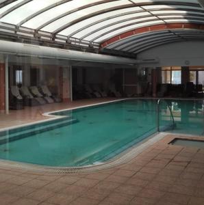 Bazén v ubytovaní Golden Ball apartman magánszálláshely alebo v jeho blízkosti