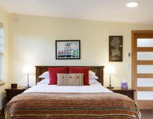 1 dormitorio con 1 cama grande con almohadas rojas en Apartment Faryna, en Bucarest