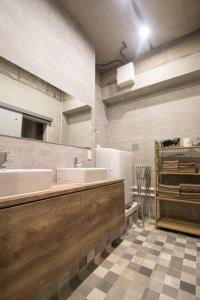 - une salle de bains avec deux lavabos et un comptoir dans la chambre dans l'établissement ARK NISHIJIN 2 / Vacation STAY 57345, à Fukuoka