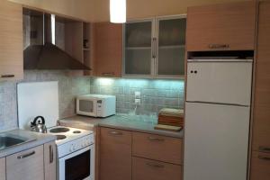 アルゴストリオンにあるVilla Chrisevgeni with elevatorの白い冷蔵庫と電子レンジのあるキッチン