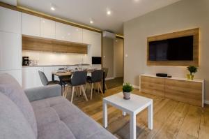Televízia a/alebo spoločenská miestnosť v ubytovaní Krakowiak Apartments