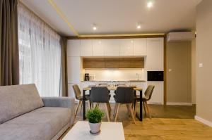 Kuchyňa alebo kuchynka v ubytovaní Krakowiak Apartments