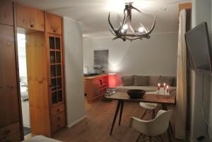 ein Wohnzimmer mit einem Tisch und einem Sofa in der Unterkunft Chalet Studio - Top Ausstattung - beste Lage Davos in Davos