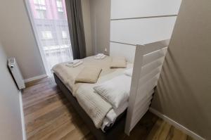 Posteľ alebo postele v izbe v ubytovaní Krakowiak Apartments