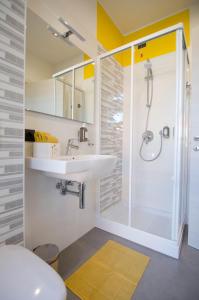uma casa de banho com um lavatório e um chuveiro em VARESE COMFORT ROOM em Varese