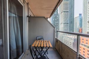Un balcon sau o terasă la AOC Suites - Heart of Downtown Condo