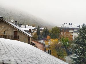 Atico en Biescas con Piscina, Tenis y Barbacoa v zimě