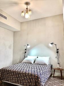 - une chambre dotée d'un lit avec deux lumières dans l'établissement VILLA CAMPANA - Bastia centre, à Bastia