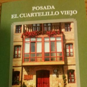un livre avec une photo d'un bâtiment dans l'établissement El Cuartelillo Viejo, à Polientes